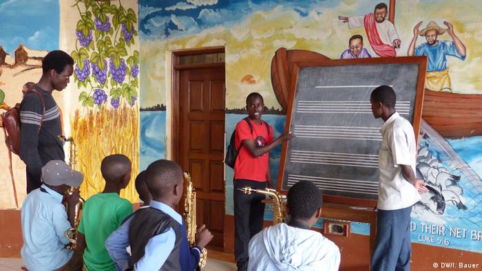 In der Kirche St. Petrus in Korogocho lernen die Kinder und Jugendlichen Noten lesen Foto: Isabella Bauer