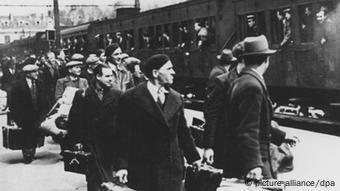 Ausländische Juden im Mai 1941 vor ihrer Deportation nach Auschwitz auf dem Bahnsteig von Pithiviers südlich von Paris