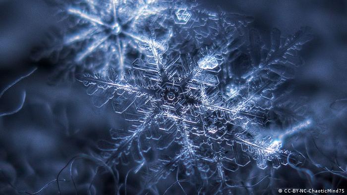 اما درخشش برفی که تازه آمده است، واقعی است. زیرا در این برف، دانه‌های برفی هنوز به صورت کامل بر روی هم قرار گرفته‌اند. تیزی و نوک کریستال‌های برفی همانند یک آینه کوچک، نور را منعکس می‌کند.