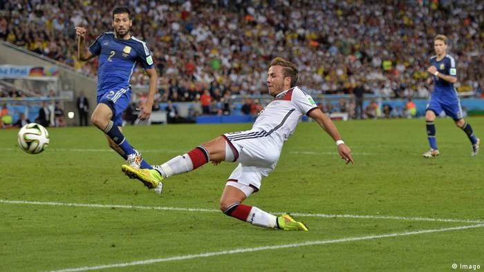 Momento histórico: Mario Götze anota el gol de la victoria sobre Argentina en el Mundial de Brasil.