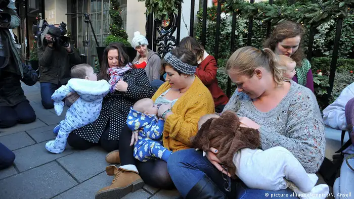 Mothers breastfeeding in public (picture alliance/empics/N. Ansell)