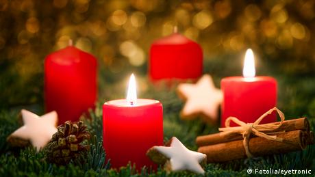Adventskranz mit zwei brennenden Kerzen (Fotolia/eyetronic)