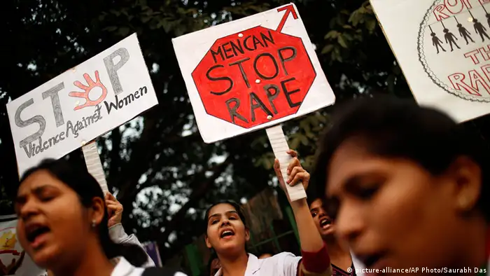 Symbolbild Protest gegen Vergewaltigungen in Indien (picture-alliance/AP Photo/Saurabh Das)