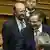 Parlament in Athen verabschiedet Haushalt: Glückwünsche für Ministerpräsident Samaras (Fofo: Picture-Alliance/dpa)