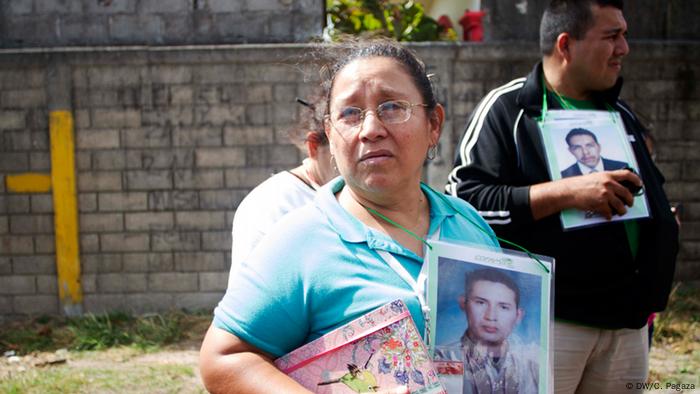 Indignada al ver las condiciones en que son abandonados los cadáveres de los migrantes centroamericanos en México, Anita Zelaya de El Salvador dice: los entierran como animales, entre la basura... y duele mucho pensar que nuestros hijos podrían estar aquí. Rubén Figueroa del Movimiento Mesoamericano llamó a las autoridades mexicanas a crear un banco de ADN para identificar los restos. 