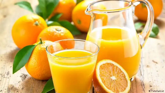 Deutschland Orangensaft mit Glas Karaffel und Apfelsinen