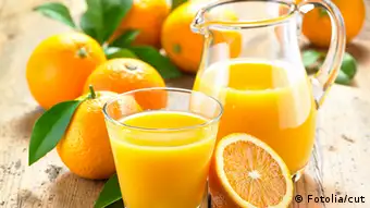 Deutschland Orangensaft mit Glas Karaffel und Apfelsinen