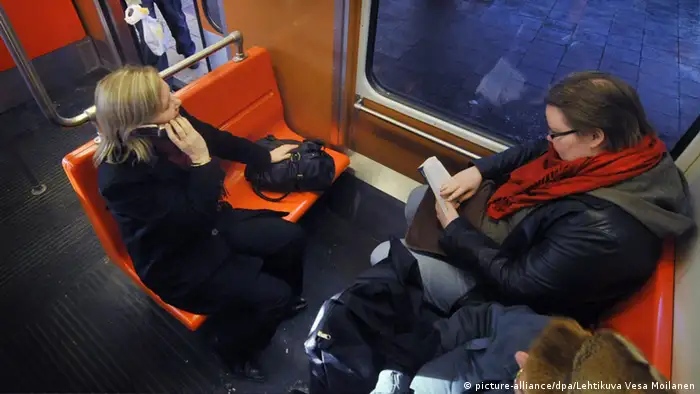 Frau mit Handy in einer U-Bahn (picture-alliance/dpa/Lehtikuva Vesa Moilanen)