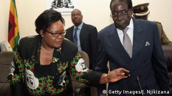 Joice Mujuru und Robert Mugabe (Copyrights: JEKESAI NJIKIZANA/AFP/Getty Images)