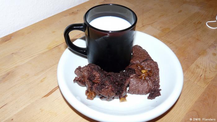 Foto simbólica de una taza de leche con un brownie.