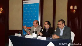 Julio Balconi (left) and Gustavo Meoño (right) together with host Luis Felipe Valenzuela (center) (photo: DW/Diego Siegelwachs).