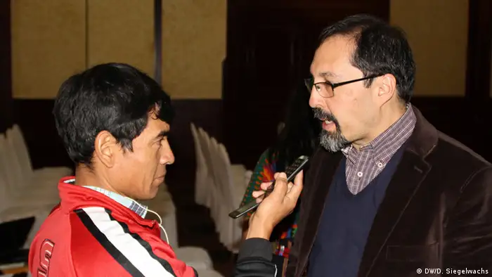Journalist and host Luis Felipe Valenzuela (right) speaks with a reporter ahead of the event, stressing that dialogue is a prerequisite for reconciliation (photo: DW/Diego Siegelwachs).