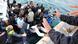 Ein Flüchtlingsboot wurde von der Marine gerettet und an Land gebracht. Während die Flüchtlinge an Land gehen wollen, machen Männer und Frauen mit ihren Händen eine abwehrende Geste. (Foto: picture-alliance/dpa/Ettore Ferrar) Ein Flüchtlingsboot wurde von der Marine gerettet und an Land gebracht. Während die Flüchtlinge an Land gehen wollen, machen Männer und Frauen mit ihren Händen eine abwehrende Geste. (Foto: picture-alliance/dpa/Ettore Ferrar)