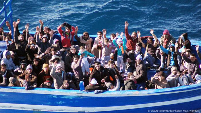 Bis zu 700 tote Flüchtlinge bei Schiffsunglücken im Mittelmeer (picture-alliance/dpa/Italian Navy/Handout)