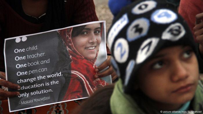 A person holding a picture of Malala, Nobel Prize winner, in Pakistan (picture-alliance/epa/S. Shahzad)