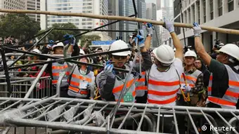 Hongkonger Sicherheitskräfte räumen Barrikaden der Demonstranten