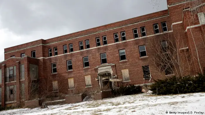 Ein großes Backsteingebäude mit zerborstenen Fenstern und eingeschlagenen Türen erinnern nicht daran, dass dies mal ein Krankenhaus war. (Foto: J.D. Pooley/Getty Images)