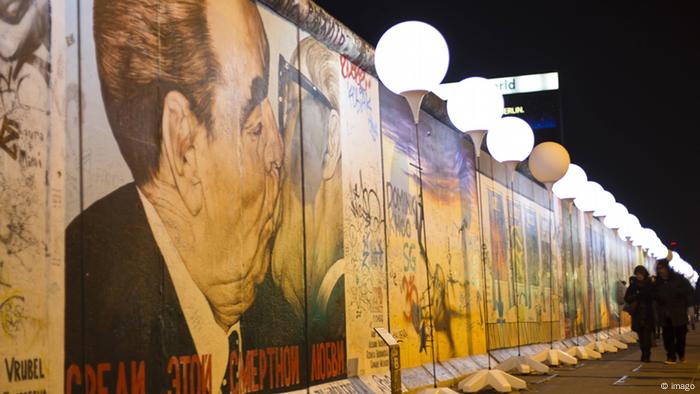 Les peintures murales du mur de Berlin avec l'installation lumineuse pour le 25e anniversaire de la chute du mur de Berlin