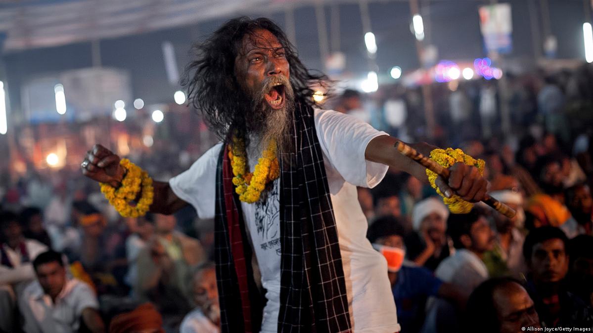 Xotin hamkasblari bilan jinsiy aloqada Yosh osiyolik ayol jinsiy aloqa paytida orgazmdan titraydi.