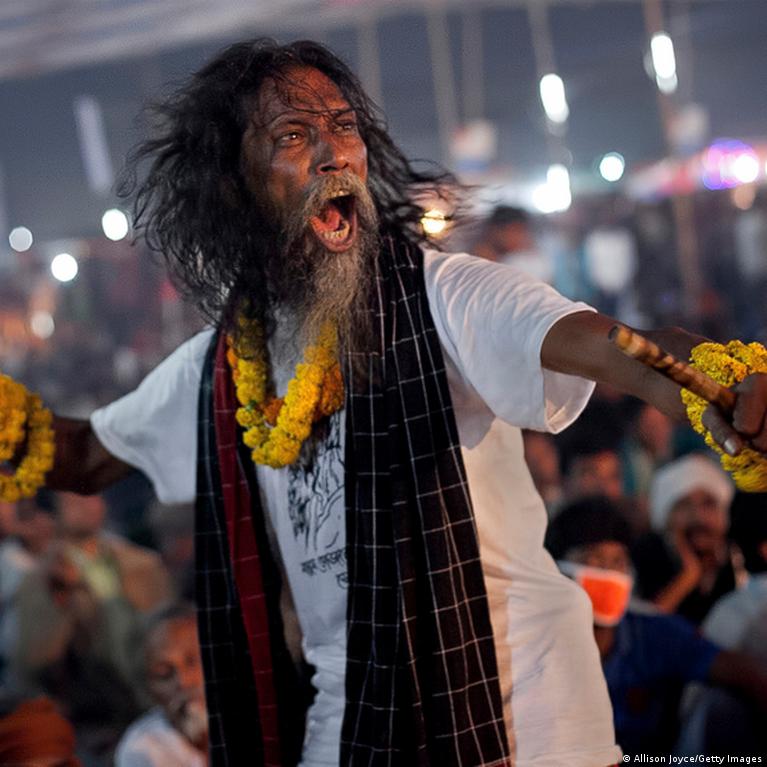 Osiyolik qizlar bir-birining mushuklarini yalaydi