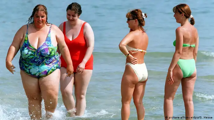 Übergewicht und Magersucht Dicke und dünne Frauen am Strand