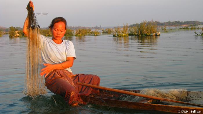 Fishermen in Laos (Photo: DW/Michael Sullivan).