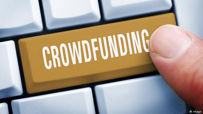 Deutschland Computertaste mit der Aufschrift Crowdfunding