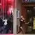 Заложники выбегают из кафе Lindt в Сиднее