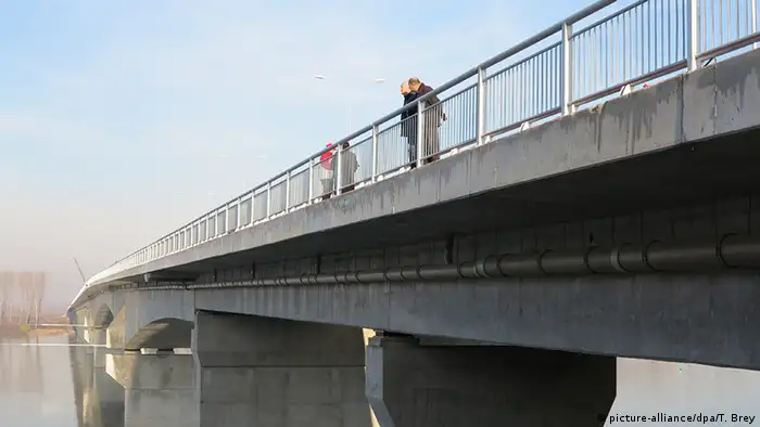 Serbien Die neue Brücke über die Donau