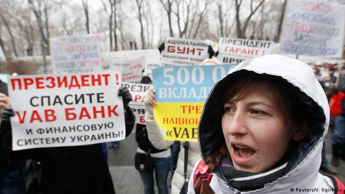 Поки вкладники намагалися отримати хоч тисячу гривень, власник банку, вочевидь, виводив мільйони доларів
