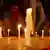 Trauernde hinter brennenden Kerzen nach dem Terroranschlag in Pakistan (Foto: Reuters)