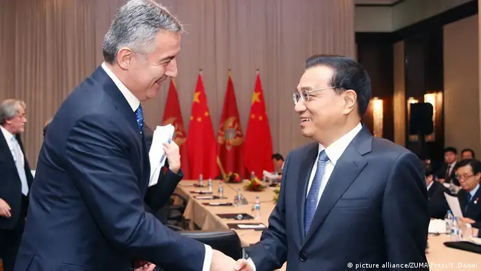 Serbien Premierminster Treffen in Belgrad Li Keqiang China und Milo Djukanovic Montenegro