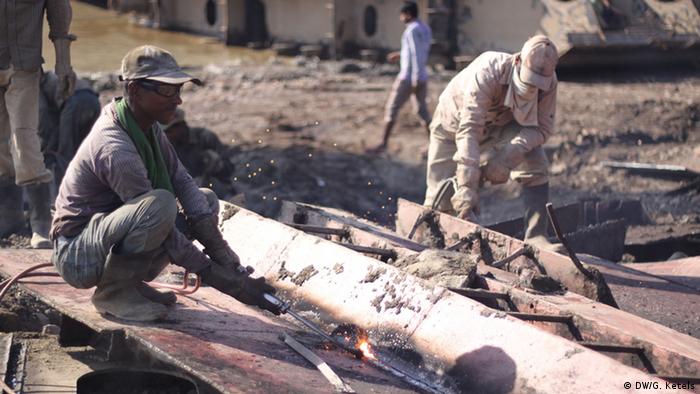 Chittagong the graveyard of ships Home Life Links DW 23.12.2014
