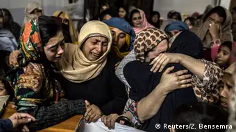 Pakistan Trauer nach Taliban-Überfall auf Schule in Peshawar 16.12.2014