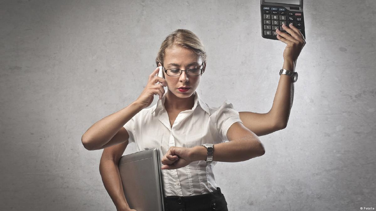 Женщина много дел. Занятой человек. Человек планирует свой день. Современная женщина. Не успеваю на работе.