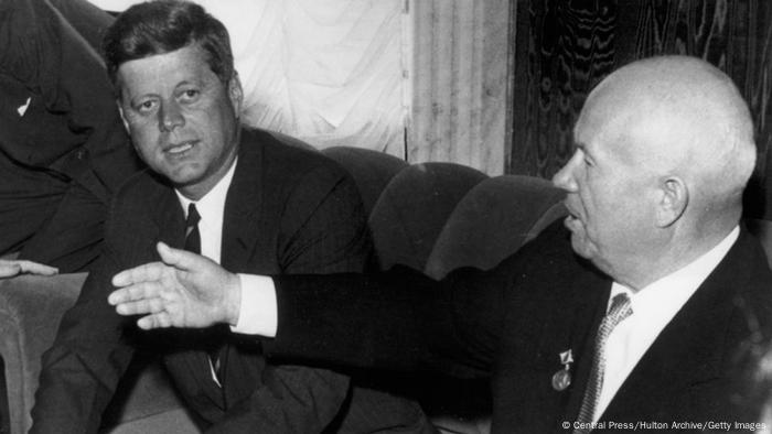 Kennedy y Kruschev, en 1961, en Viena.