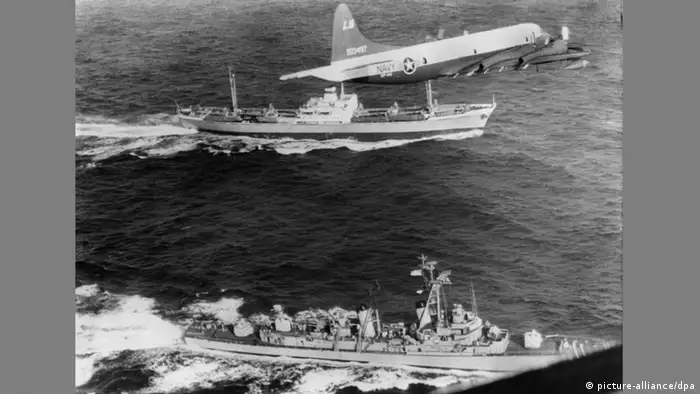 Ein Aufklärungsflugzeug der US-Marine fliegt vor der Küste Costa Ricas über das US-Kriegsschiff USS-Barry (vorne) und den sowjetische Frachter Anosow. 