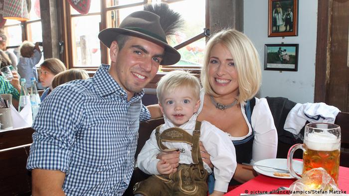 Philipp Lahm privat mit Frau und Kind beim Oktoberfest 2014