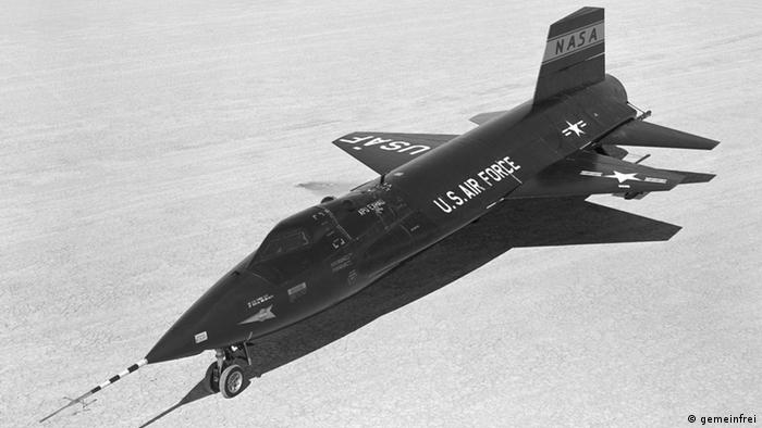 نورث امریکن ایکس-۱۵ در واقع یک موشک بالدار است که توسط ناسا و نیروی هوایی آمریکا به عنوان بخشی از سری هواپیماهای ایکس ساخته شده که از موتور راکت استفاده می‌کرد و در مجموع ۱۹۹ پرواز آزمایشی انجام داد. در ابتدای دهه شصت ایکس-۱۵ رکورد بیشترین سرعت و ارتفاع را ثبت کرد و رکورد رسمی سریع‌ترین هواپیمای سرنشین‌دار با حداکثر سرعت ۷۲۷۴ کیلومتر بر ساعت (۵.۹ ماخ) در اختیار گرفت.