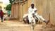 Mann auf einem Esel in Zinder, Niger Mann auf einem Esel in Zinder, Niger