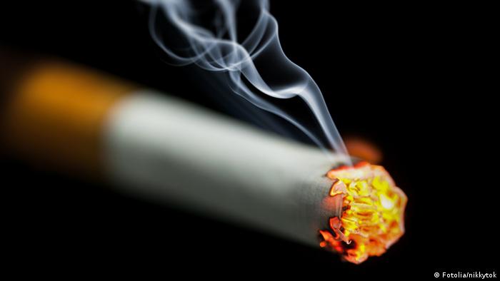 Symbolbild brennende Zigarette 