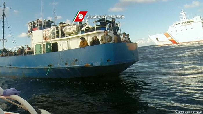 Italienische Küstenwache rettet Syrien-Flüchtlinge (picture-alliance/dpa)