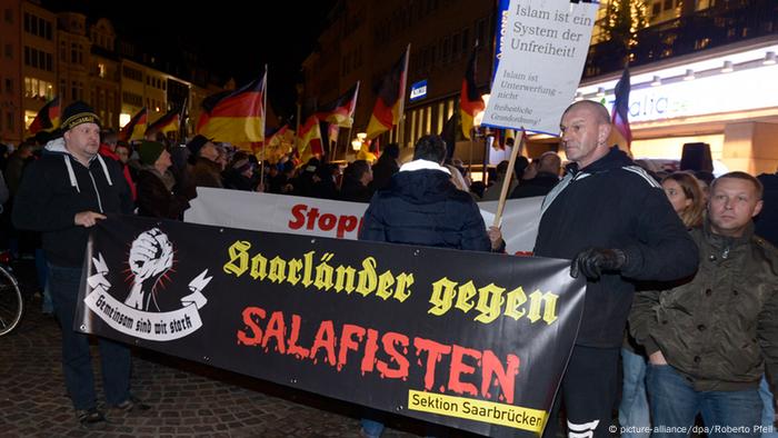 Bogida-Demonstranten protestieren am 22.12.2014 in Bonn (picture-alliance/dpa/Roberto Pfeil)