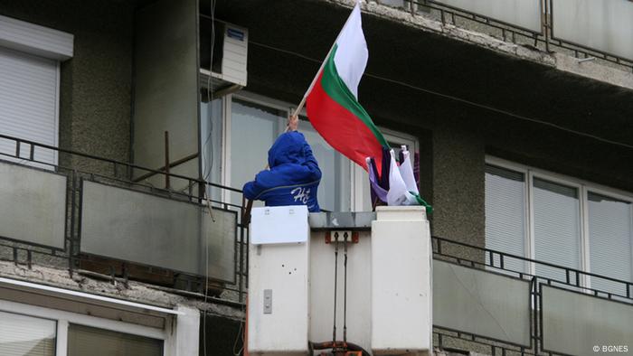 Заливат ни с лъжи, а не познавам друга страна, в