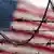 Американский флаг на фоне колючей проволоки