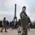 Frankreich, Paris, Sicherheitsvorkehrungen gegen Terror am Eiffelturm, 23.12.2014 (Foto: picture alliance/epa)
