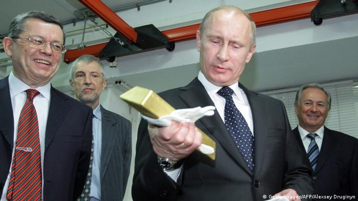 Владимир Путин държи в ръка златен слитък
