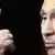 Владимир Путин с поднятым вверх пальцем