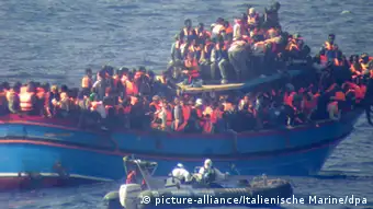 Boot mit Flüchtlingen im Mittelmeer