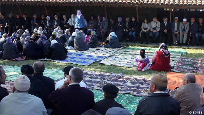 Moslems beim Gebet im bulgarischen Dorf Podkova